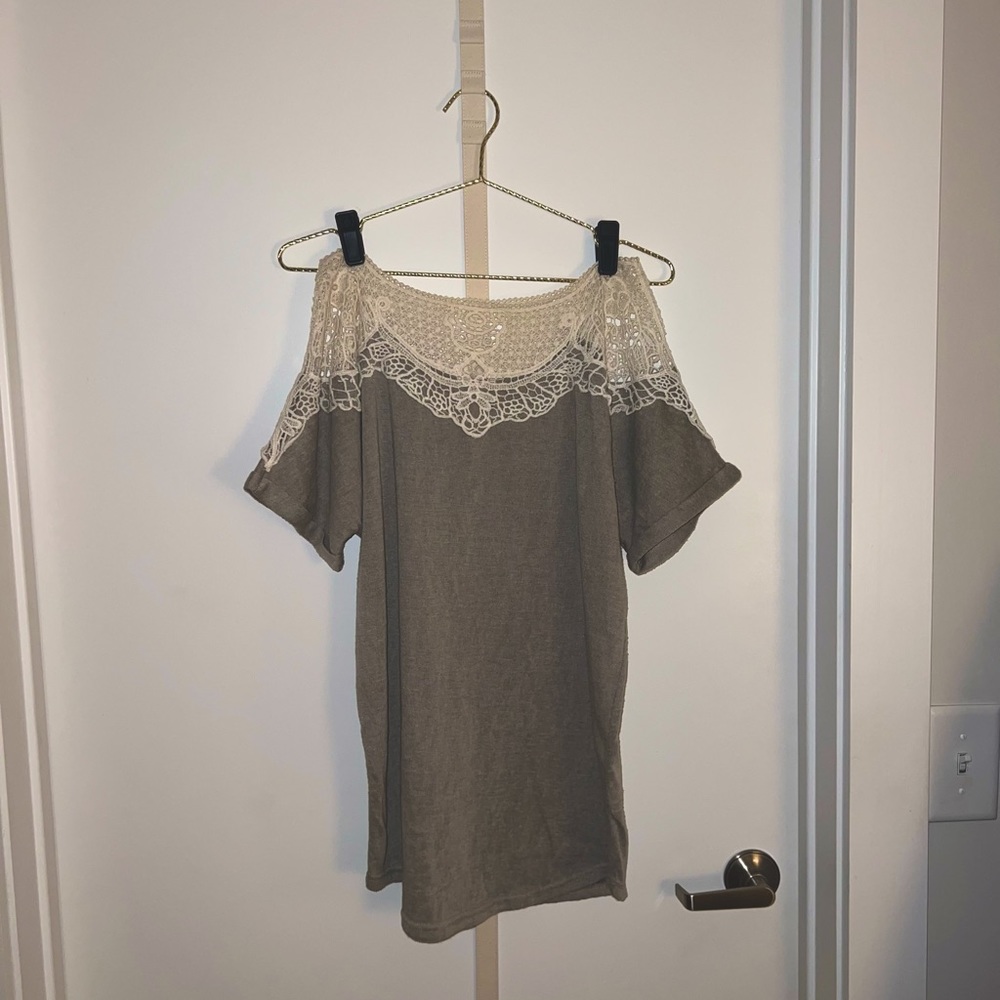 Women’s shirt with lace collar detail